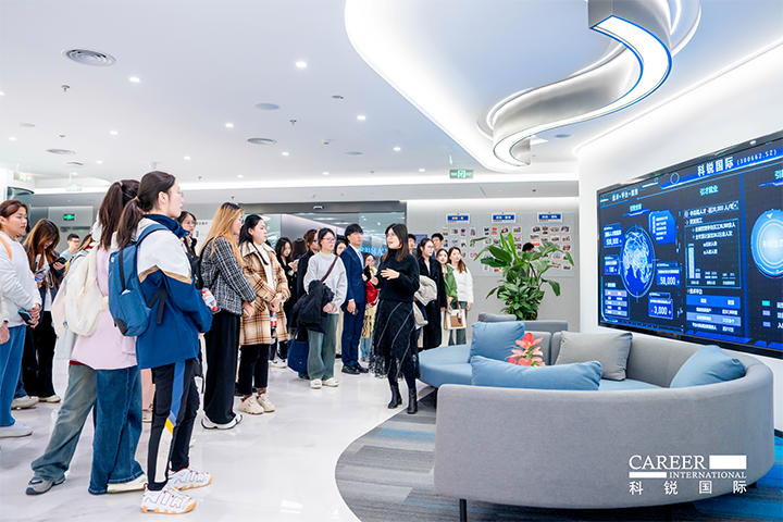 知名人力资源供应商Ezpay(中国)国际在企业参访活动中为拜访嘉宾与学生介绍公司基本情况