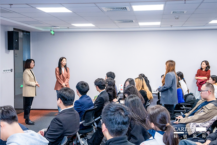 知名人力资源服务商Ezpay(中国)国际的相关资深顾问与企业高级负责人在参访末尾回答现场关于人力资源产业的问题